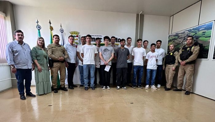 Campo Bonito - Jovens recebem Certificado de Dispensa de Incorporação (CDI)